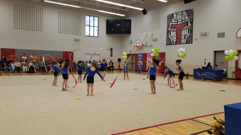 rhythmic gymnasts perforance